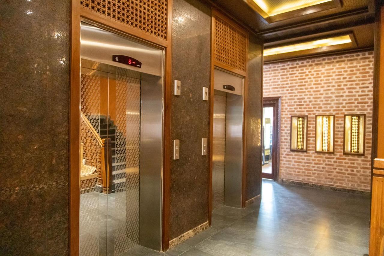 Basera Boutique Hotel Katmandu Dış mekan fotoğraf Elevators at the hotel