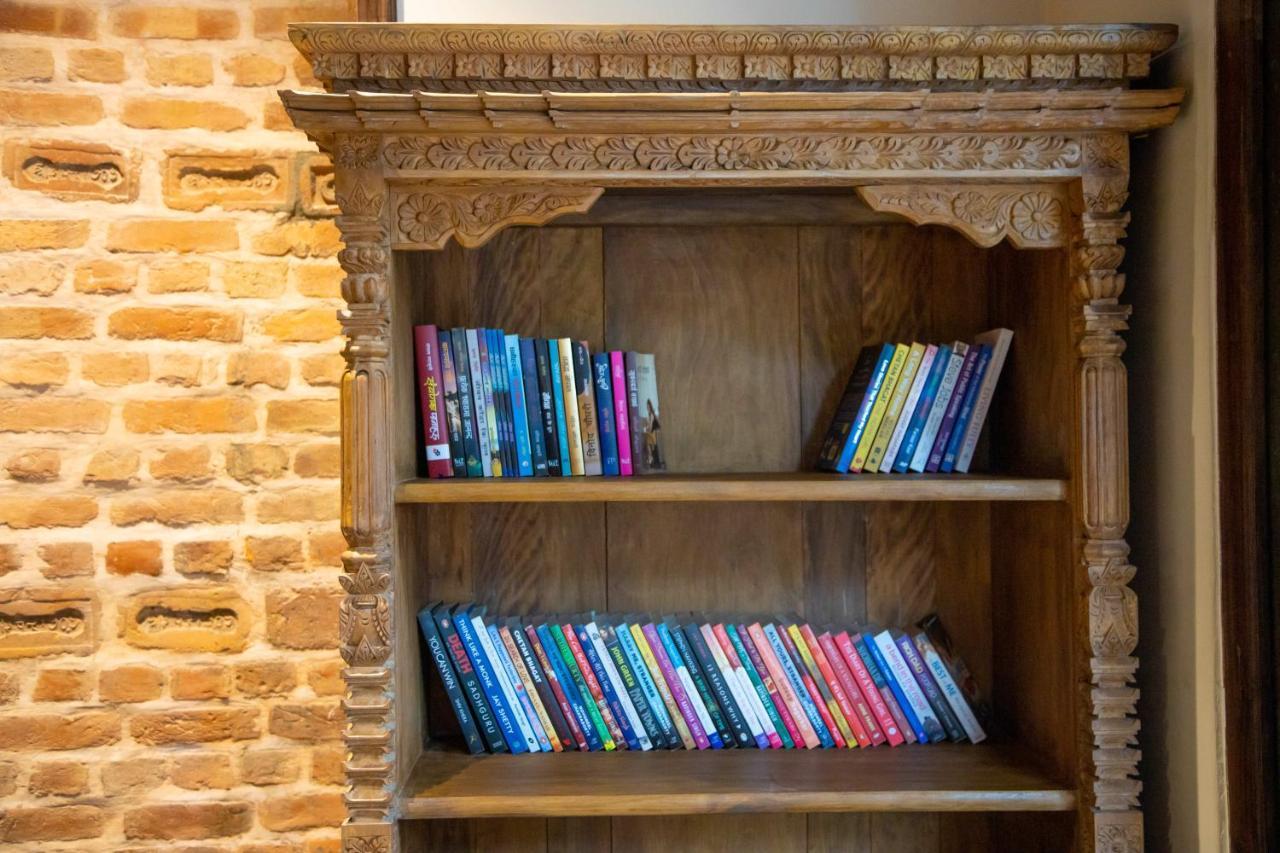 Basera Boutique Hotel Katmandu Dış mekan fotoğraf Bookshelf