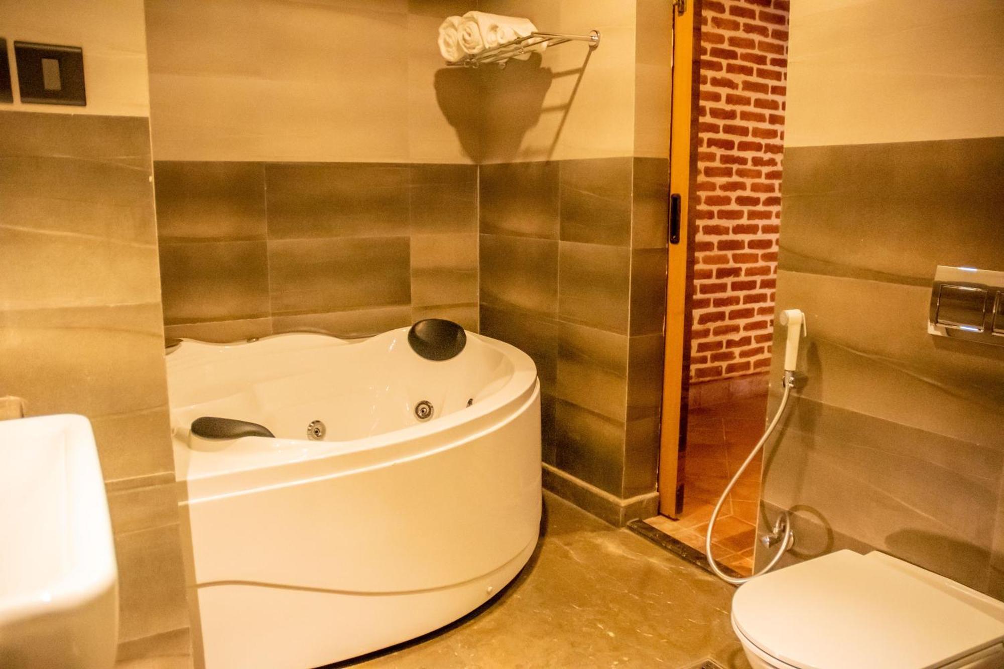 Basera Boutique Hotel Katmandu Dış mekan fotoğraf A modern bathtub
