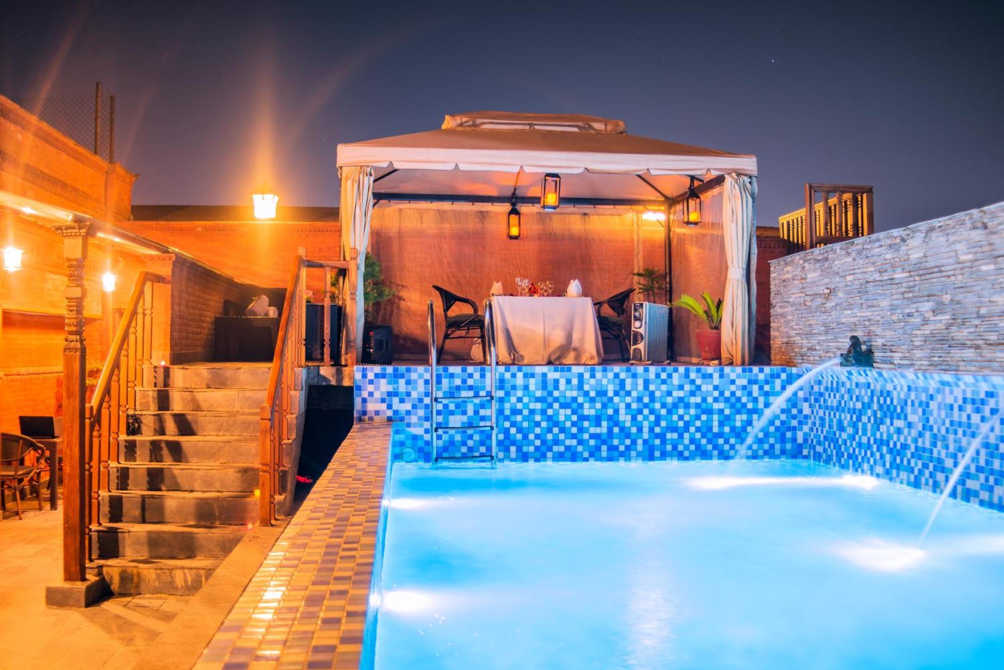 Basera Boutique Hotel Katmandu Dış mekan fotoğraf Rooftop pool at the hotel